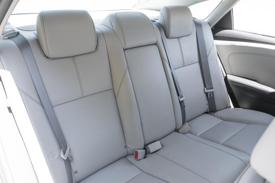 Интерьер Toyota Avalon Hybrid 2016 года  (US) (фото 19 из 19)